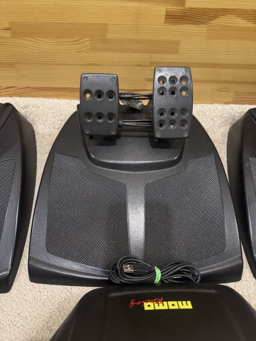 У наявності! 3 комплекти Logitech Momo Racing