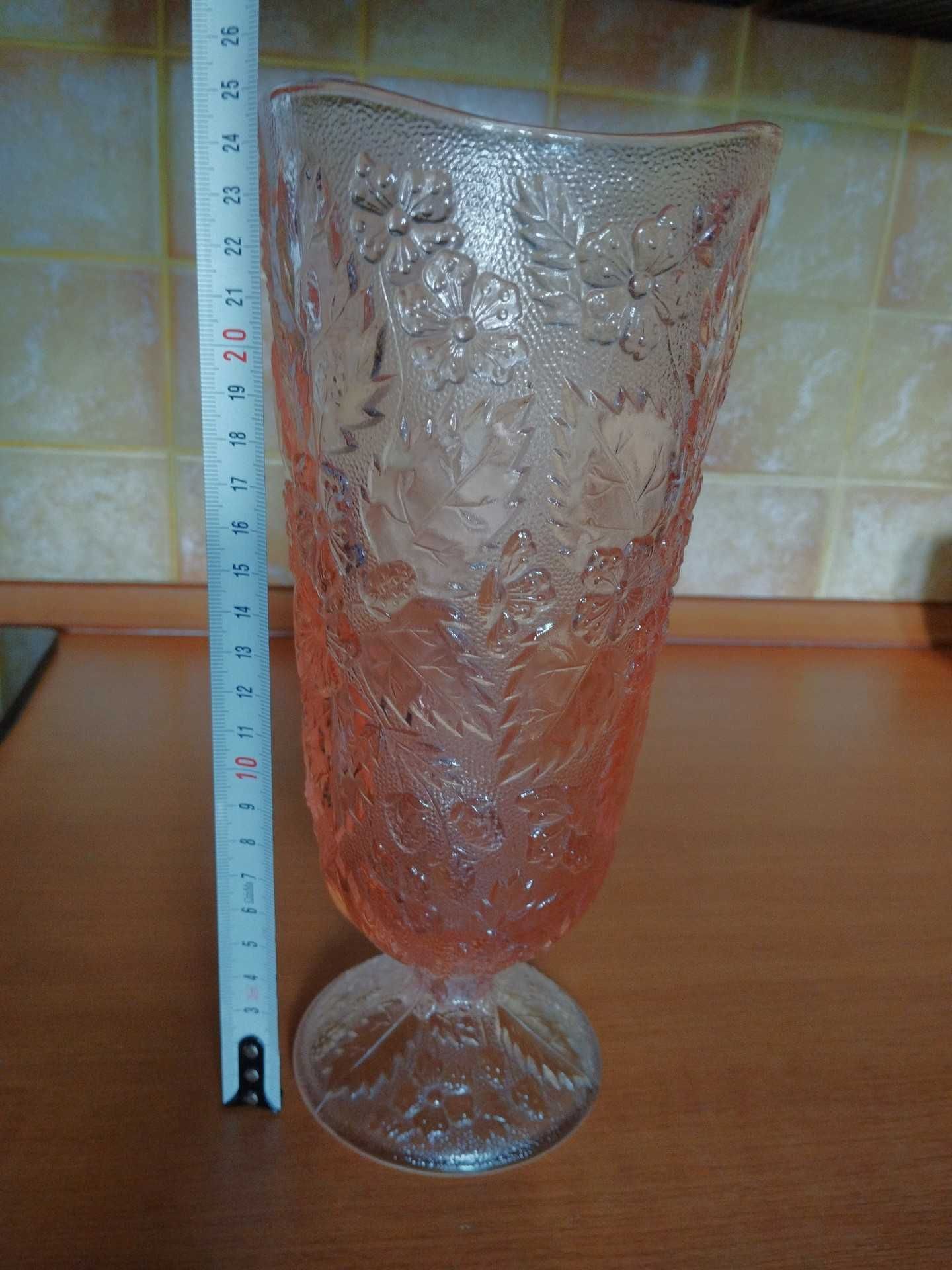 Wazon różowy,kwiaty, huta Ząbkowice, E. Trzewik-Drost, Strawberry, PRL