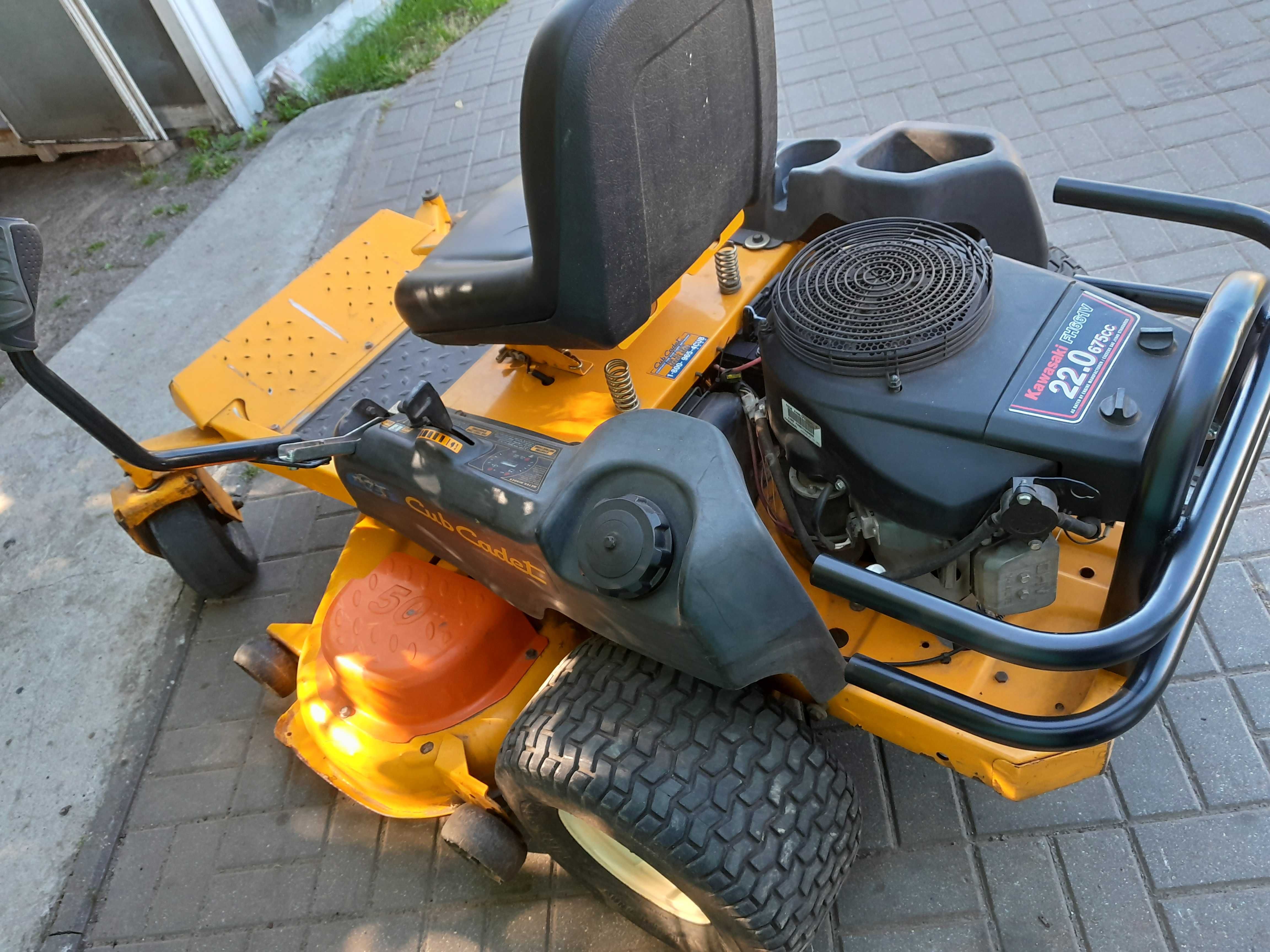 Kosiarka zero turn Cub Cadet Kawasaki 22 KM