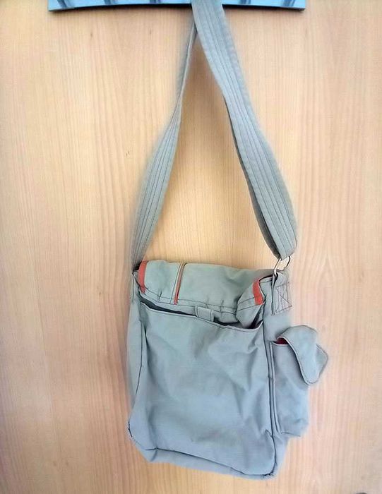 Carteira bege, com muitos bolsos