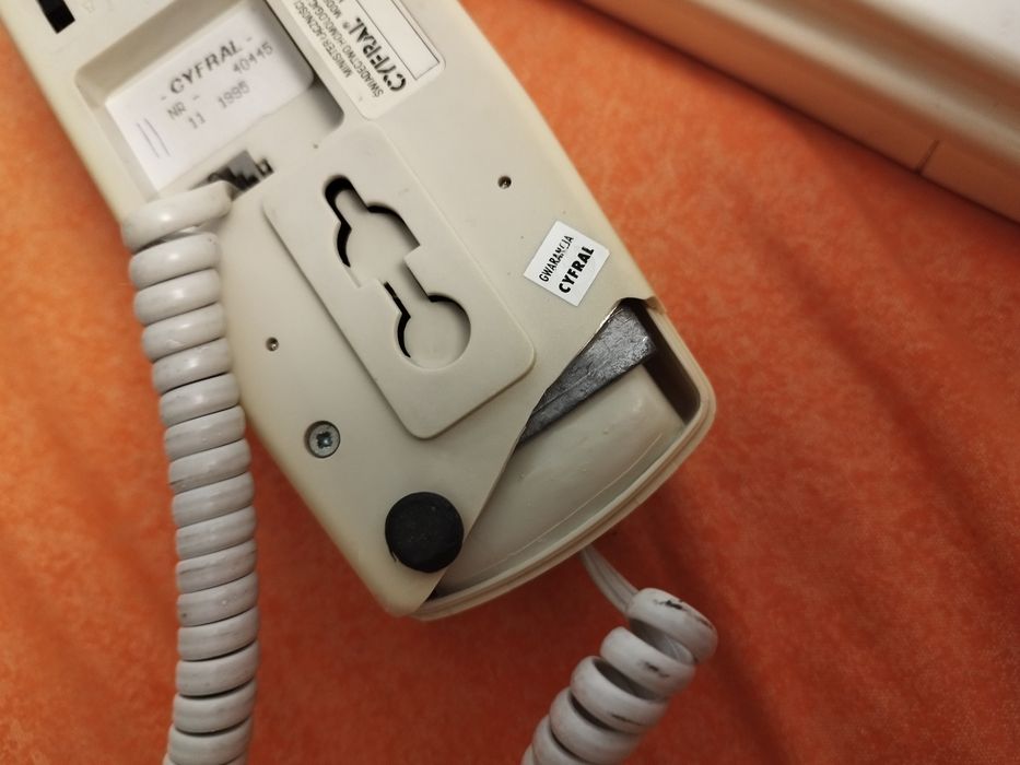 Dwa telefony stacjonarne retro