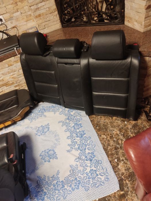 У наявності багато шкіряних салонів на різні моделі авто