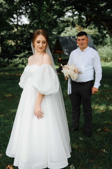 Весільна сукня ніжно білого кольору
