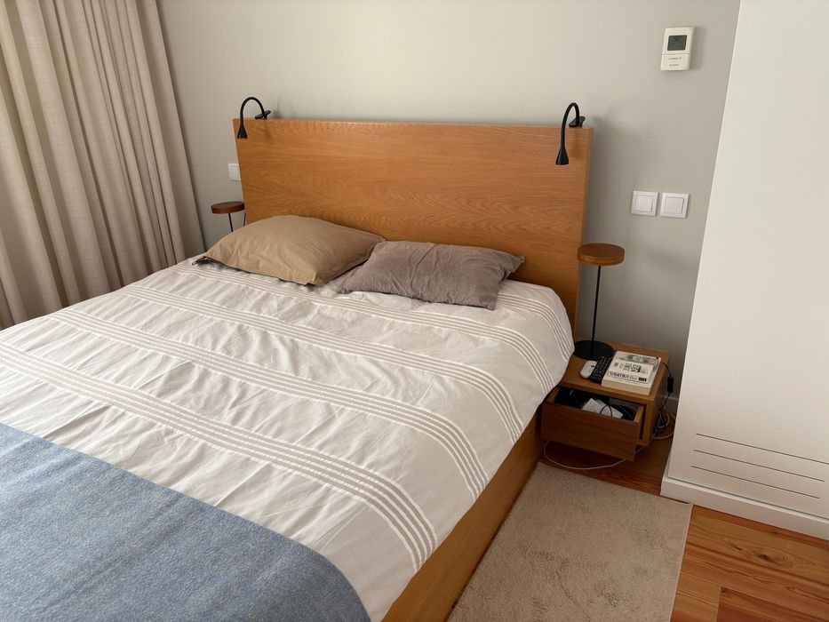 Cama 200x160 com mesinhas de cabeceira e estrato elevatório