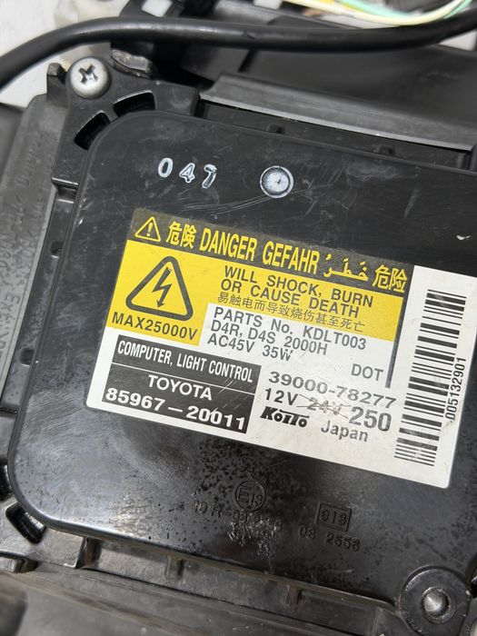 Lampy przednie Toyota Previa III, Sienna 09-19r xenon, komplet