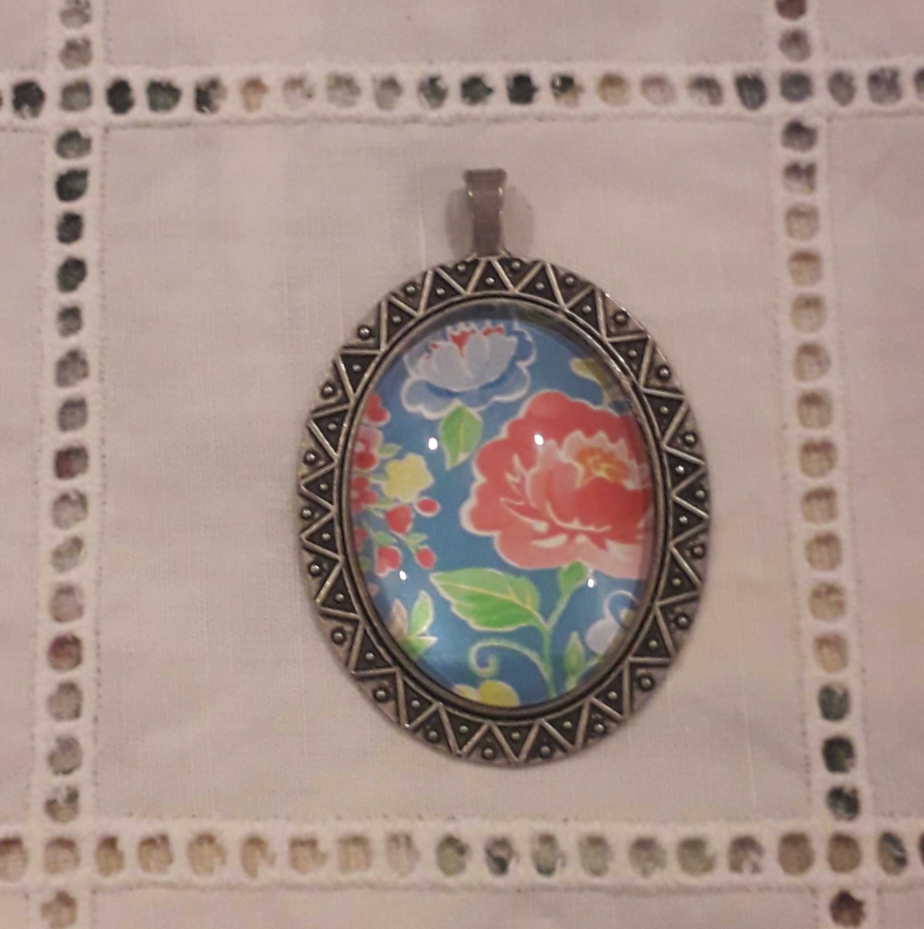Medalha de flores, para pendurar em fio
