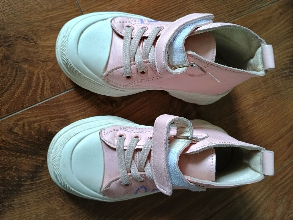 Взуття для дівчинки туфлі сандалі кеди кросівки 22 23 24  25