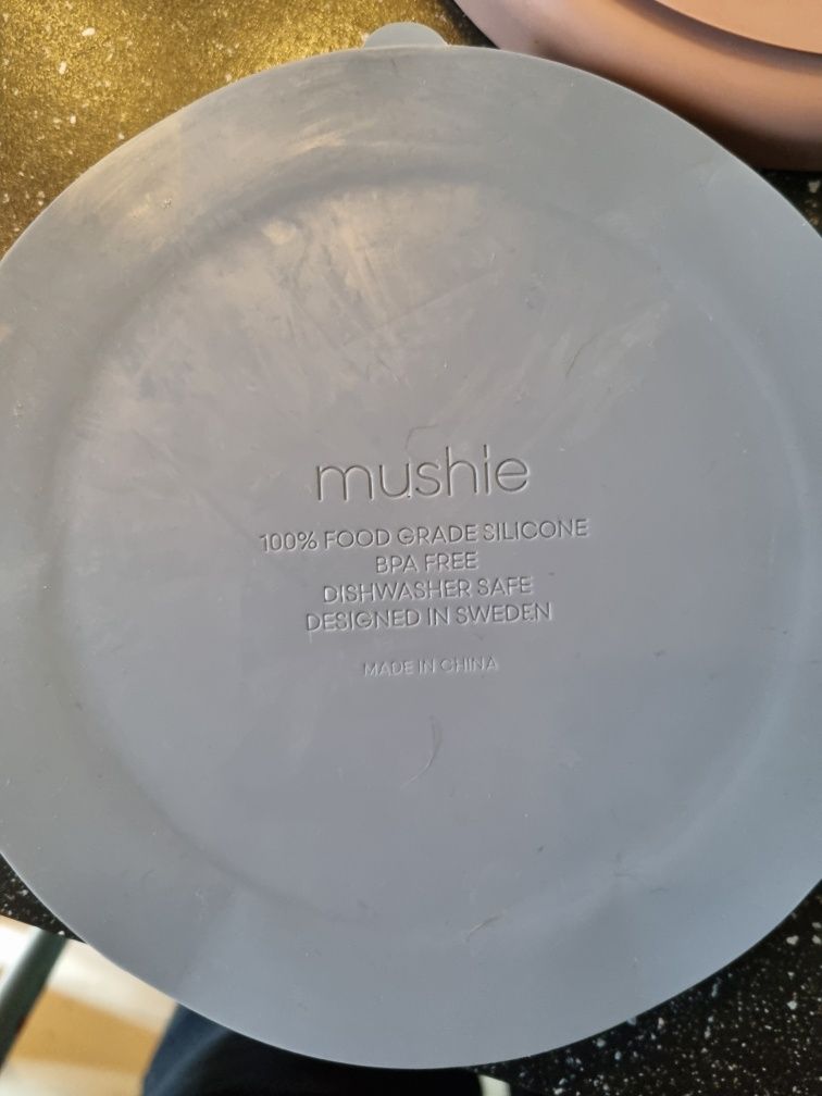 Dwie miseczki i dwa talerzyki Mushie trójdzielne silikon