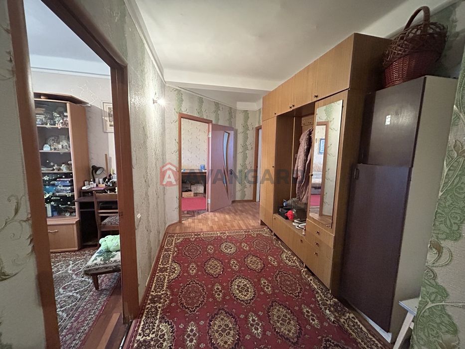 Трикімнатна квартира на Космосі