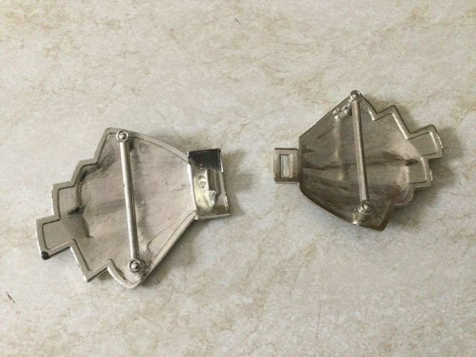 К поясу металическая пряжка