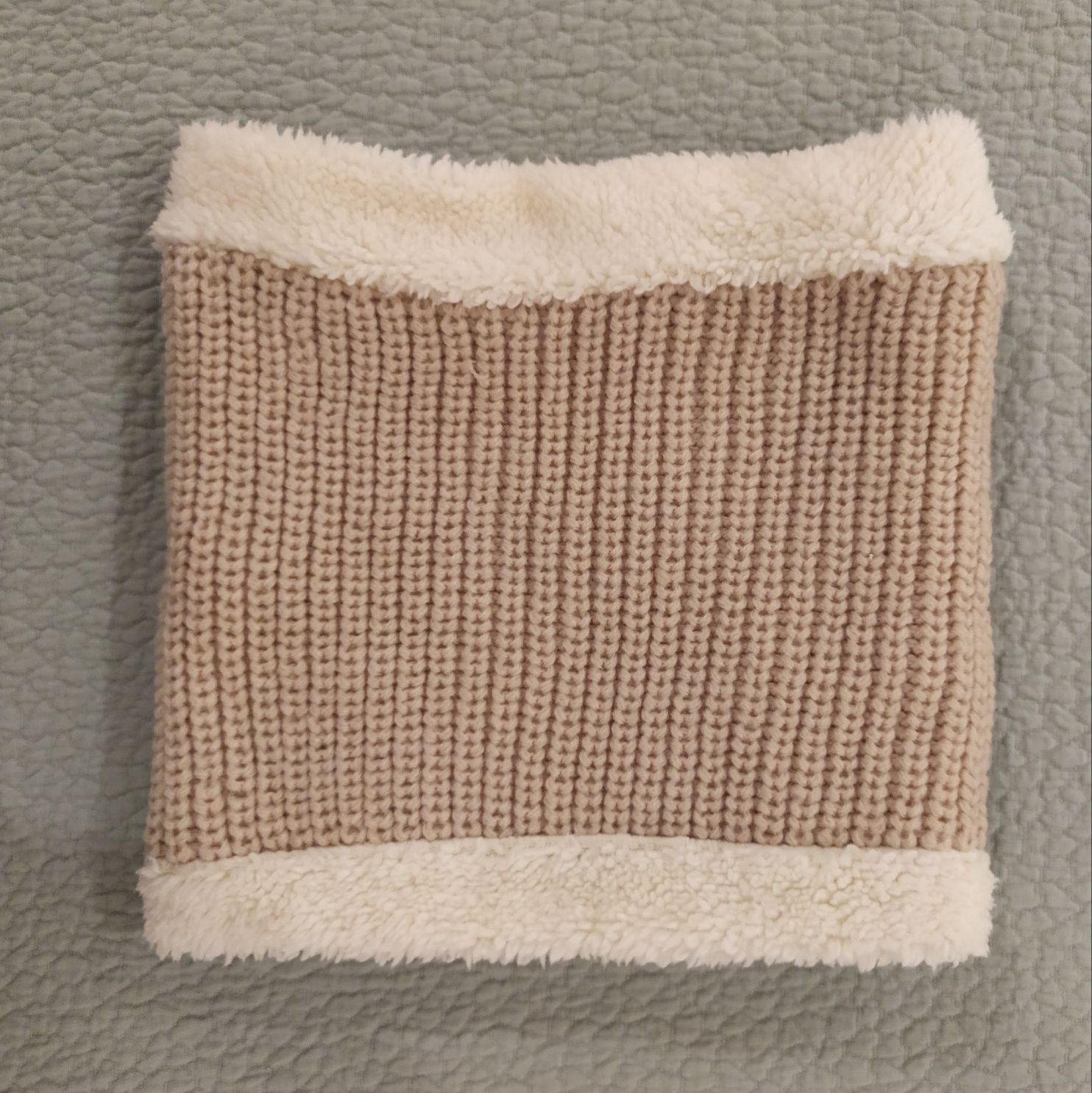 Gola de pêlo bege e branco