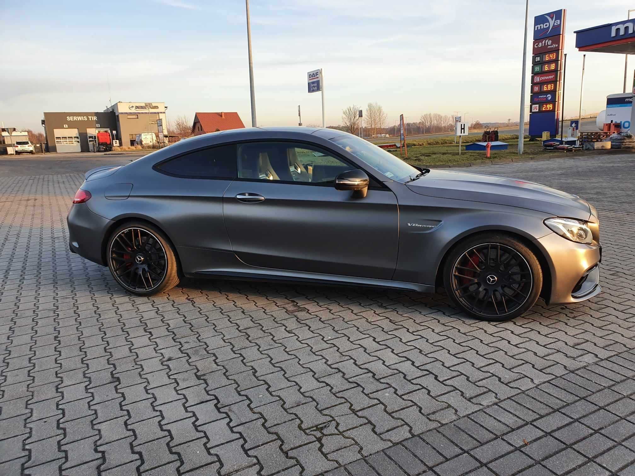 Piękny Merceses AMG C63S