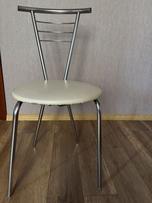 Продам комплект ( стільці та табурети)