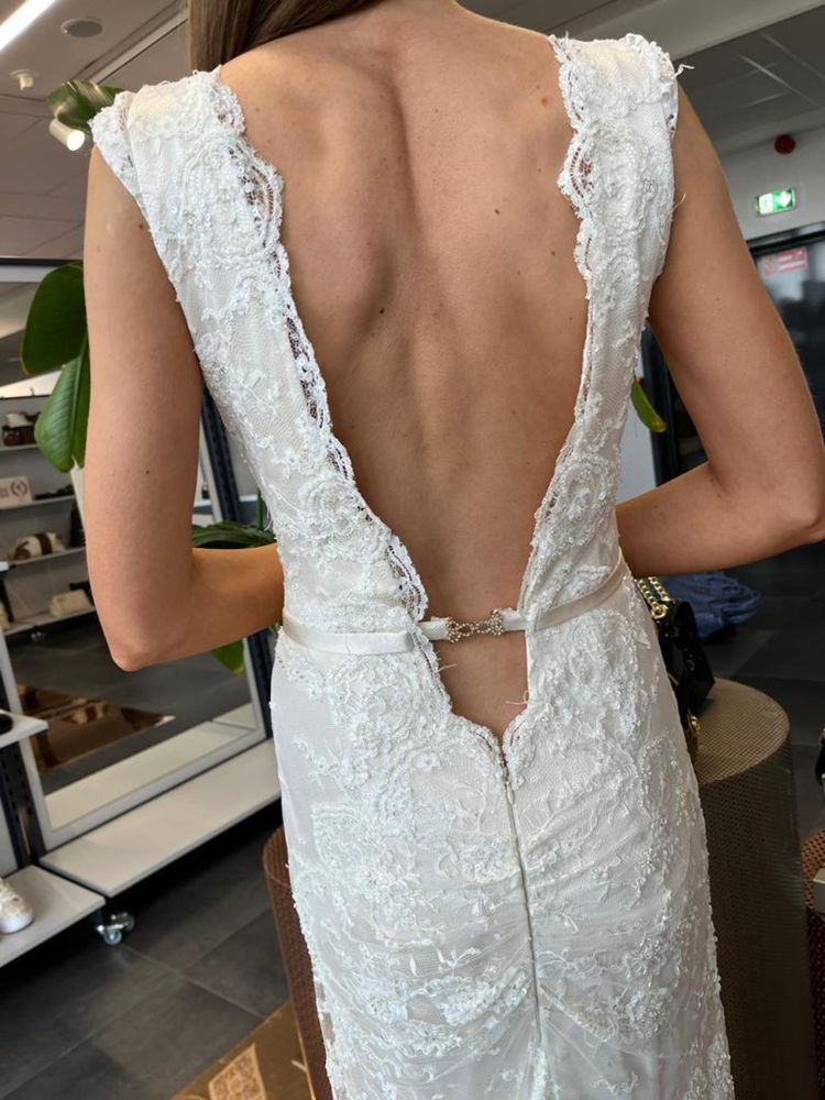 Koronkowa suknia ślubna z wycięciem na plecach
