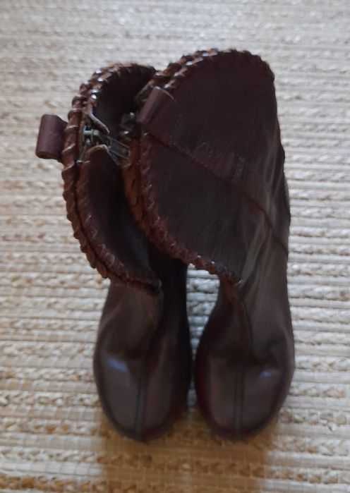 Botas em pele xuz tamanho 35