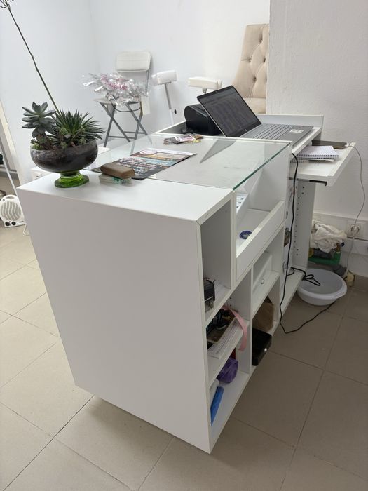 Balcao de loja branco