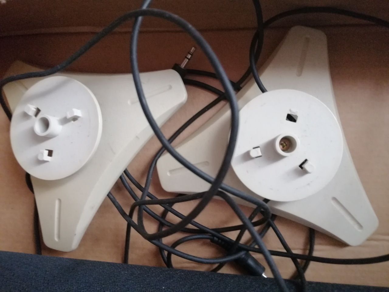 Par de Colunas verticais TEAC, Teclado com fios, rato HP caixa CD