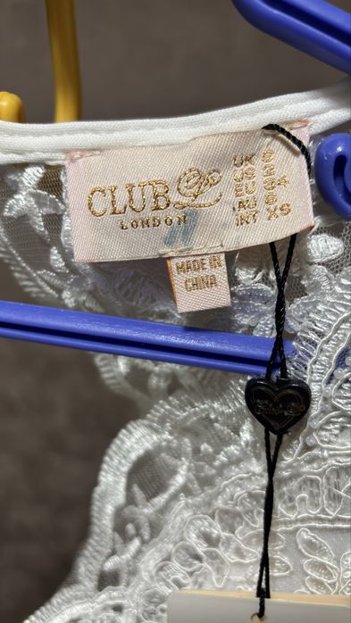 Жіноча біла сукня