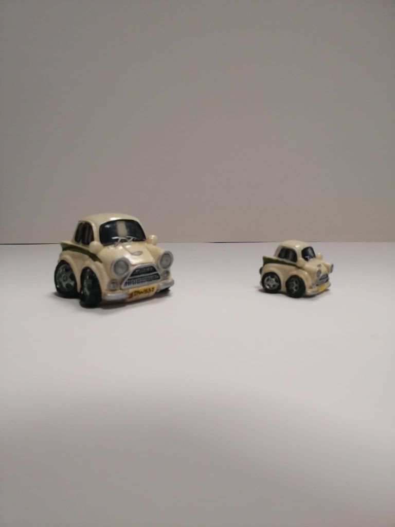 Conjunto de 2 miniaturas de carrinhos em marfinite pintada