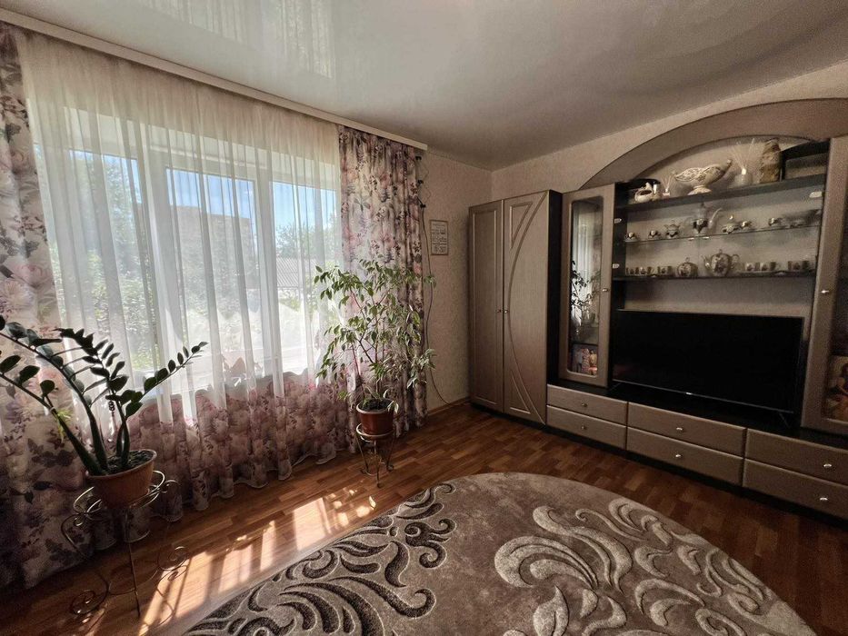 Простора 3-кімнатна квартира з окремим входом та власним двориком.