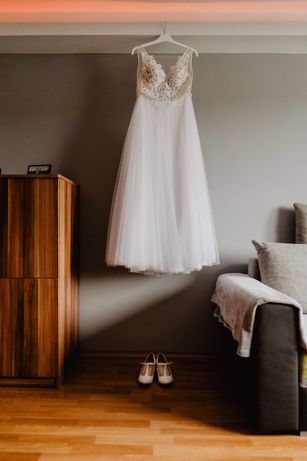 Piękna błyszcząca biała suknia ślubna S/M