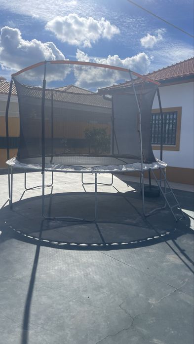 Trampolim ( o maior ) em bom estado oara durar ao ár livre + 10 anos