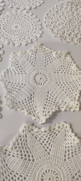 Conjunto de vários pequenos naperons tricotados à mão