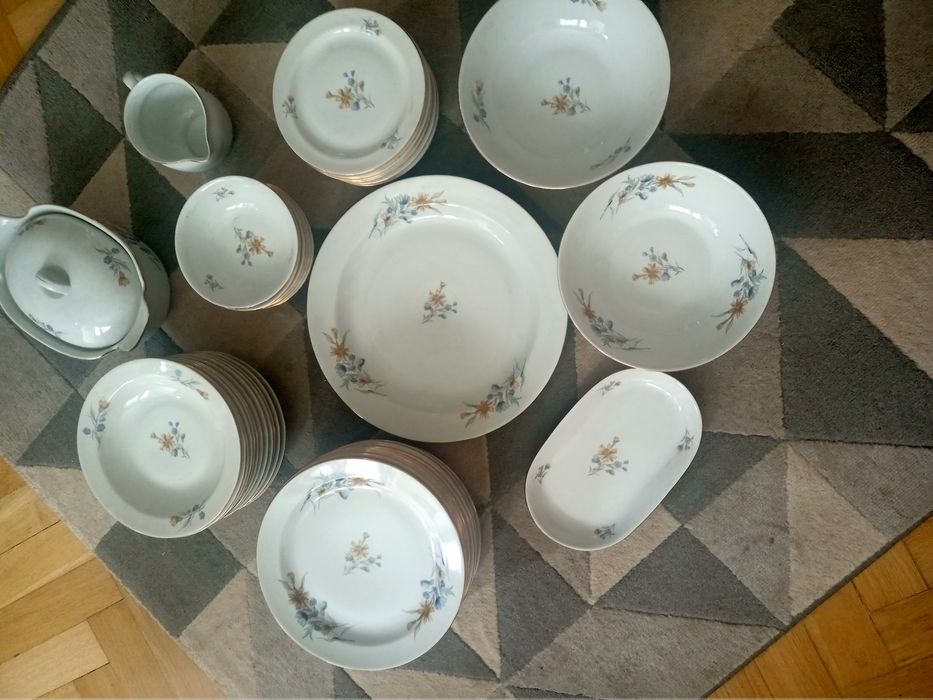 Porcelanowy serwis obiadowy WAWEL  na 12 osób.