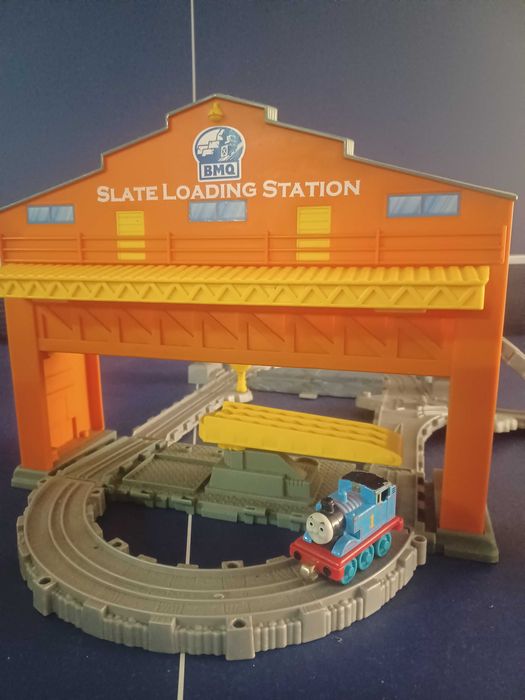 Comboio Thomas slate loading statuon