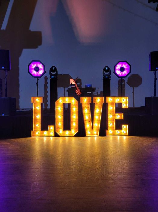 Rustykalny napis LOVE – wynajem na wesele / event / sesję zdjęciową