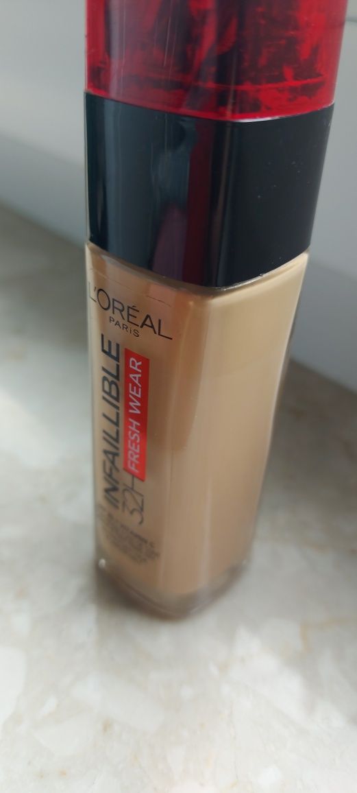 Podklad Loreal,prawie cały.