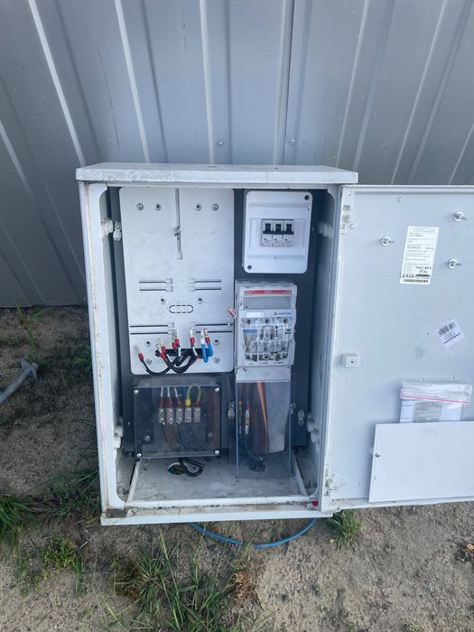 Przyłącze budowlane, kabel napowietrzny, skrzynka elektryczna, słupy