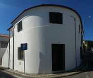 Casa geminada, 2frentes, 2entradas, 2pisos, T1 terraço, esp.comercial.