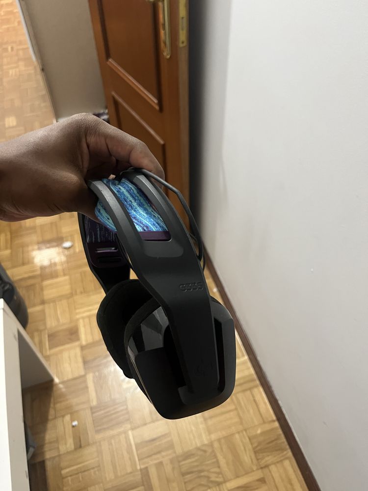 Vendo uns Fones gamers da logitech G335