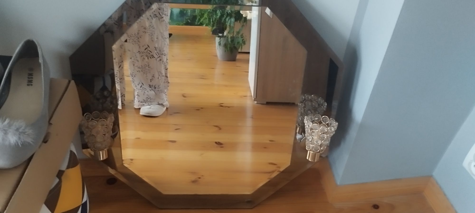 Lustro z oświetleniem, kinkietami