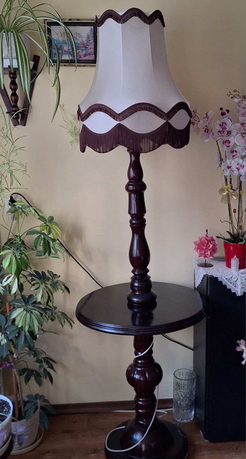 Pokojowa lampa podłogowa