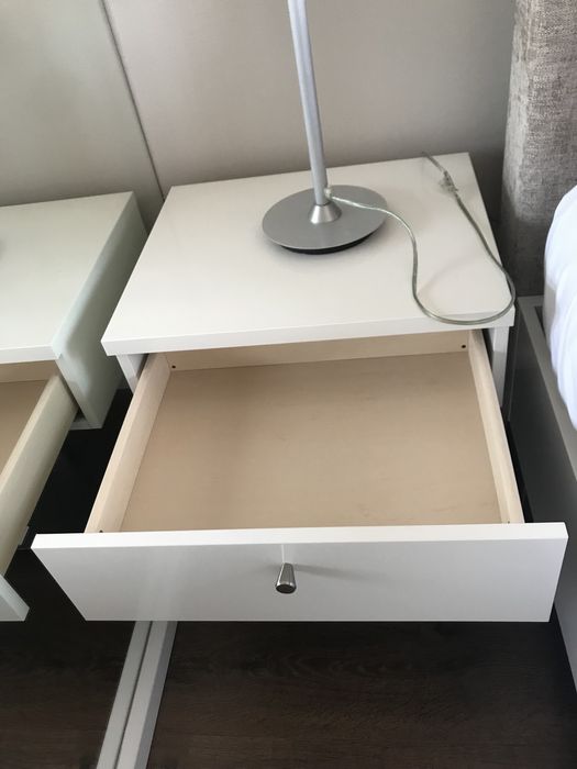 Cama e mesas de cabeceira. Só posso libertar em Dezembro.