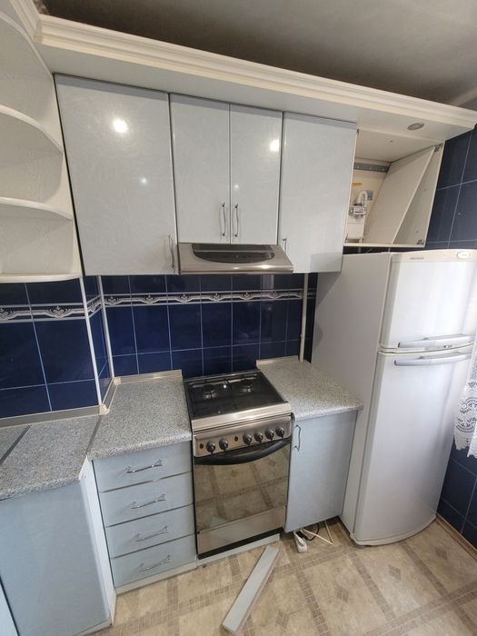 Угловая кухня с мойкой краном вытяжкой кухонный гарнитур шкаф на кухню