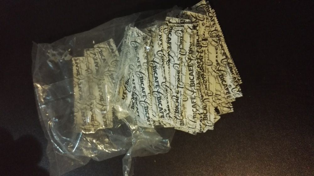 Lote pauzinhos de sushi e palhetas de café