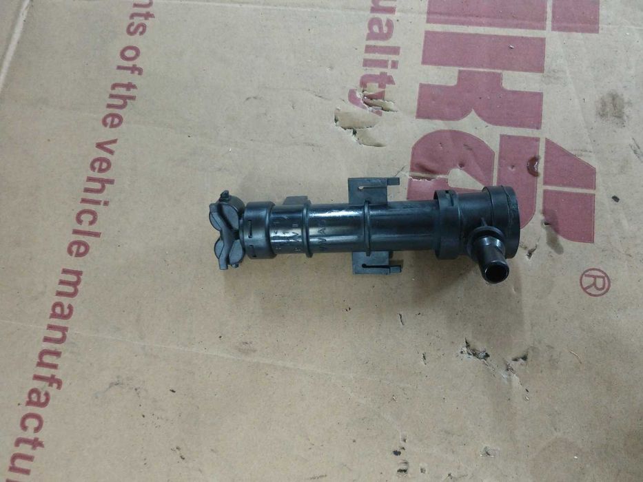 Форсунка омивача фар ліва skoda rapid