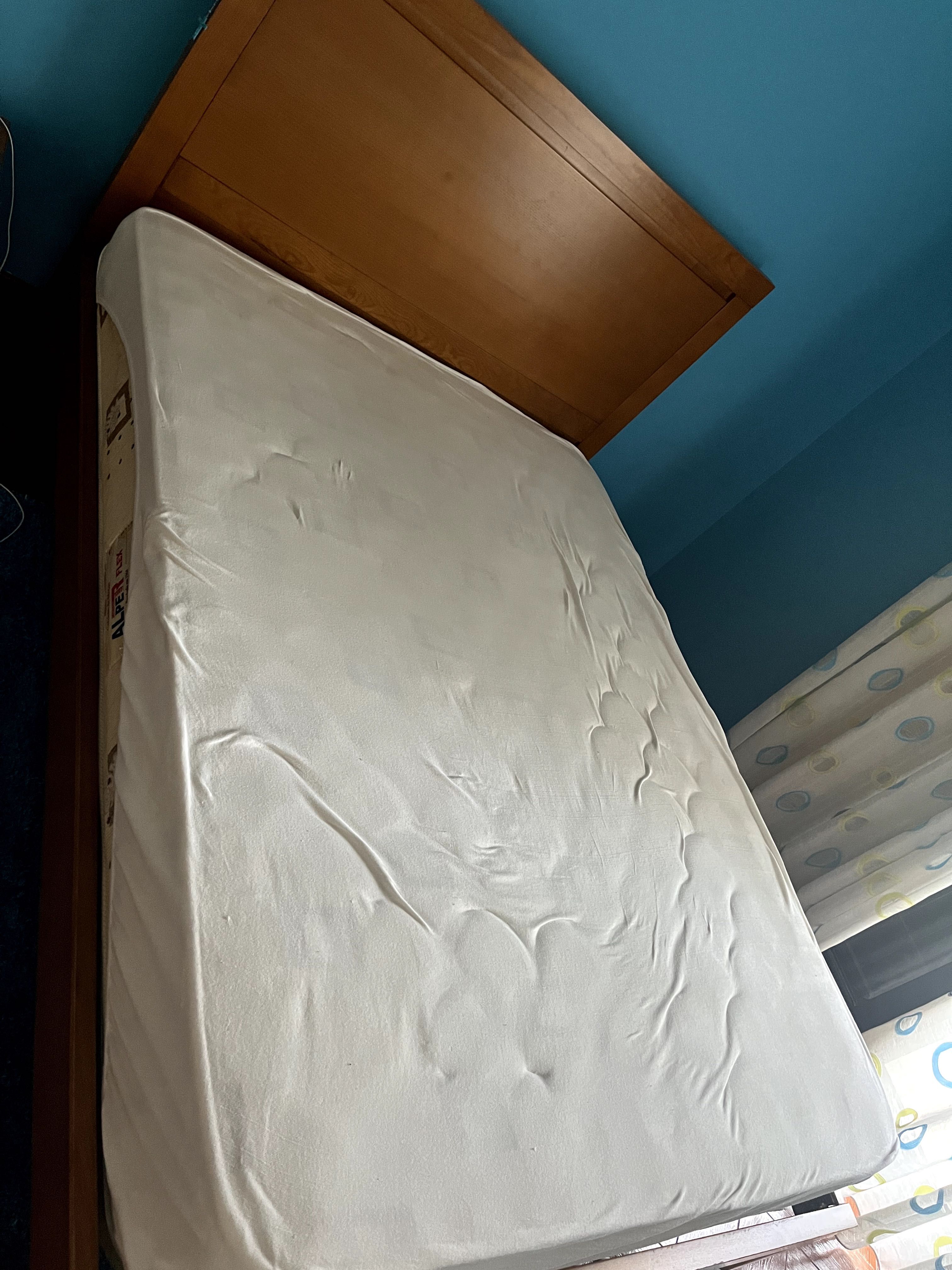 Cama em madeira de casal
