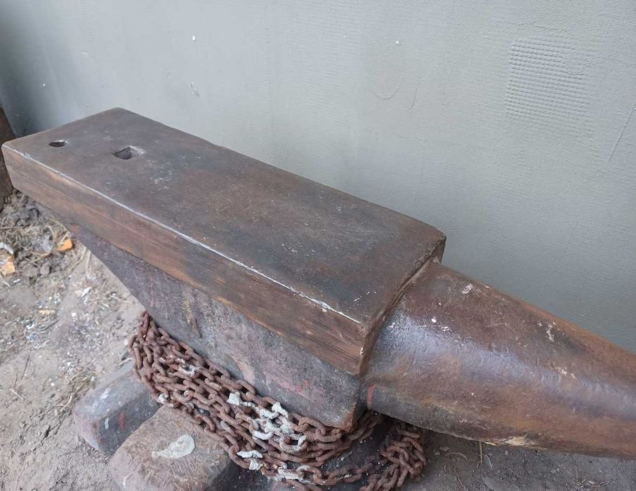 Kowadło kowalskie imadło kowalskie kotlina stół i narzędzia kowalskie