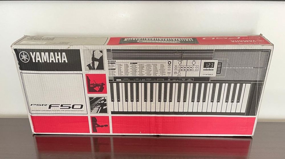 Teclado digital YAMAHA PSR F50 com caixa