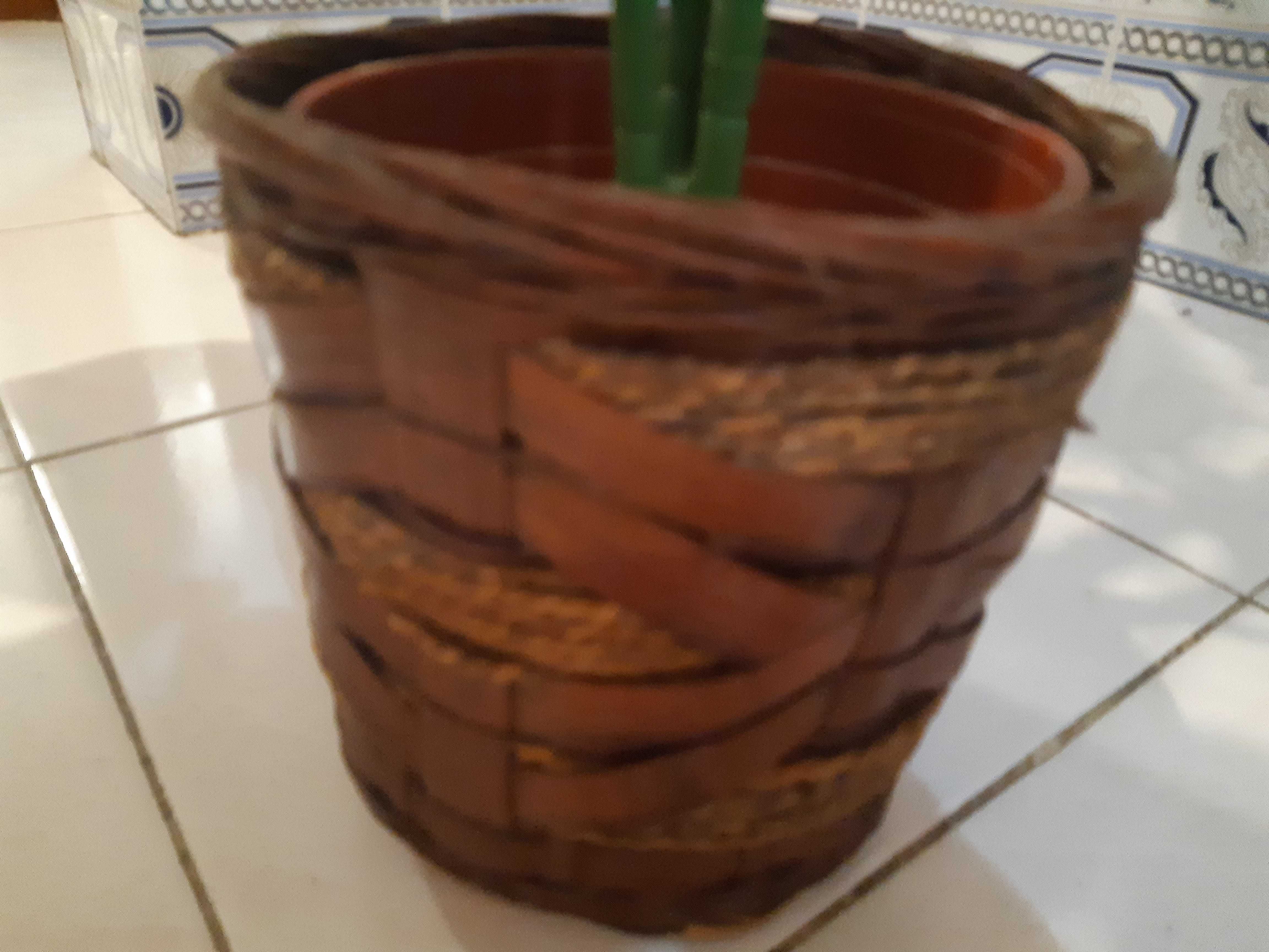 Planta artificial com cesto verga, 91cm de altura, excelente estado