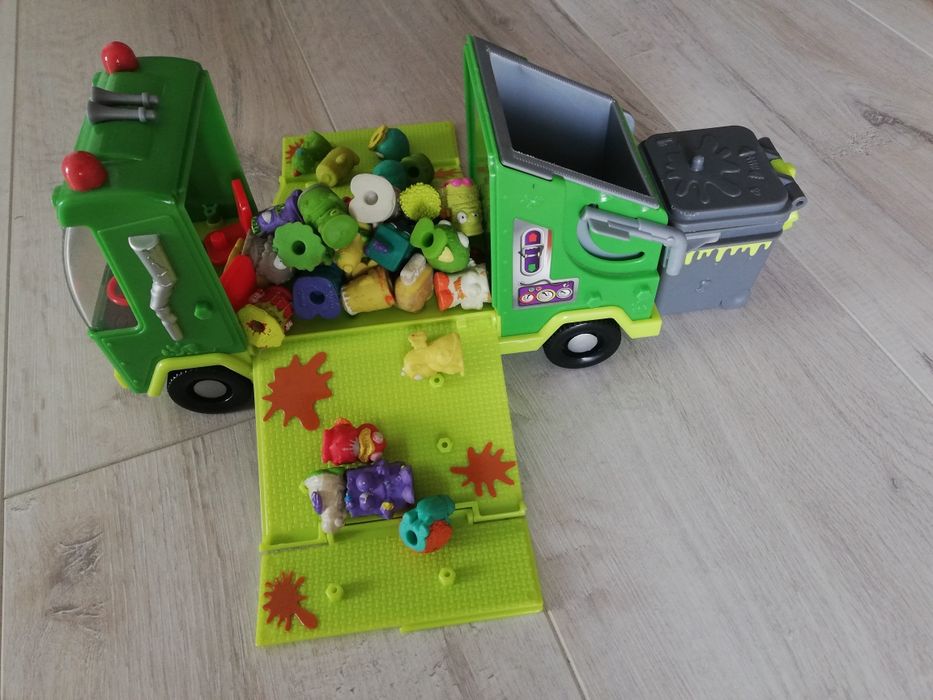 Śmieciarka ze smieciakami