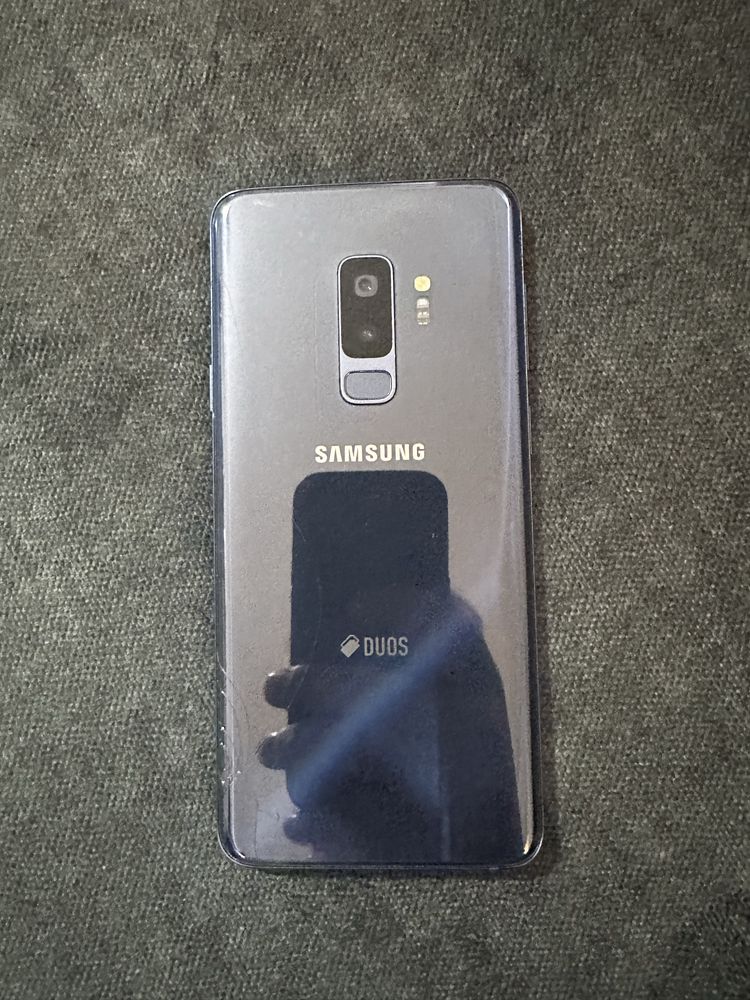 Samsung S9+ z obudowami