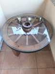 Mesa de roda de carro de bois