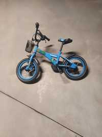 Stalowy rowerek z koszykiem dla chłopca