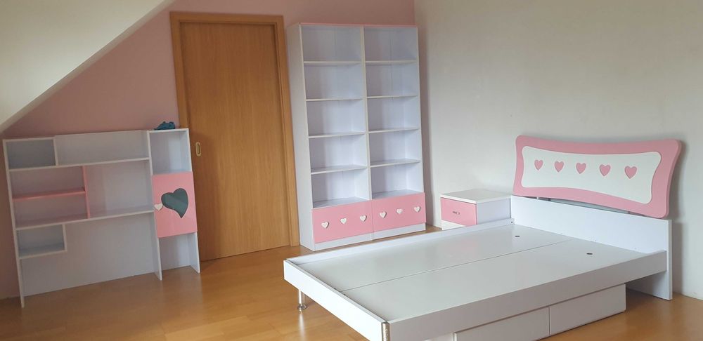 Meble dla dziewczynki biało - różowe  komplet  8 elementów w serca