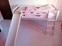 Cama com escorrega